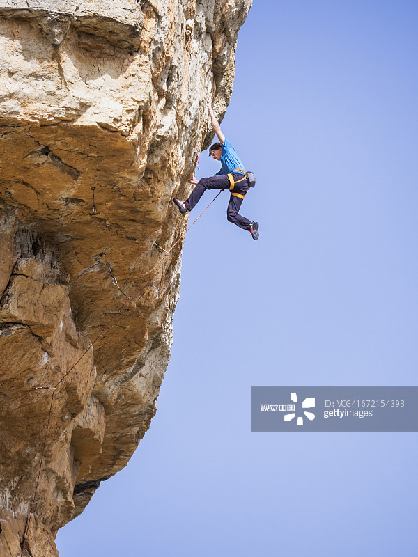 白人男子攀岩图片素材
