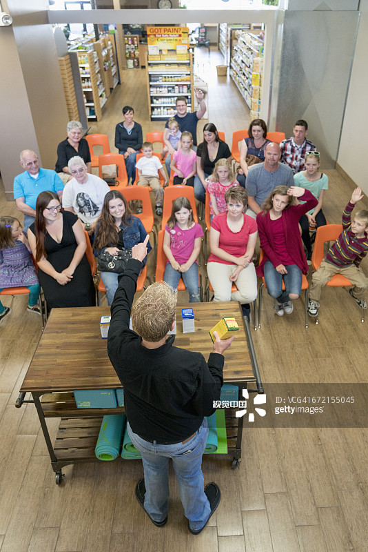 工人在营养商店上课图片素材