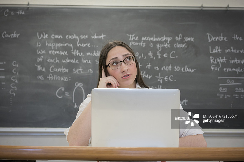 白种女人用笔记本电脑在教室里思考图片素材