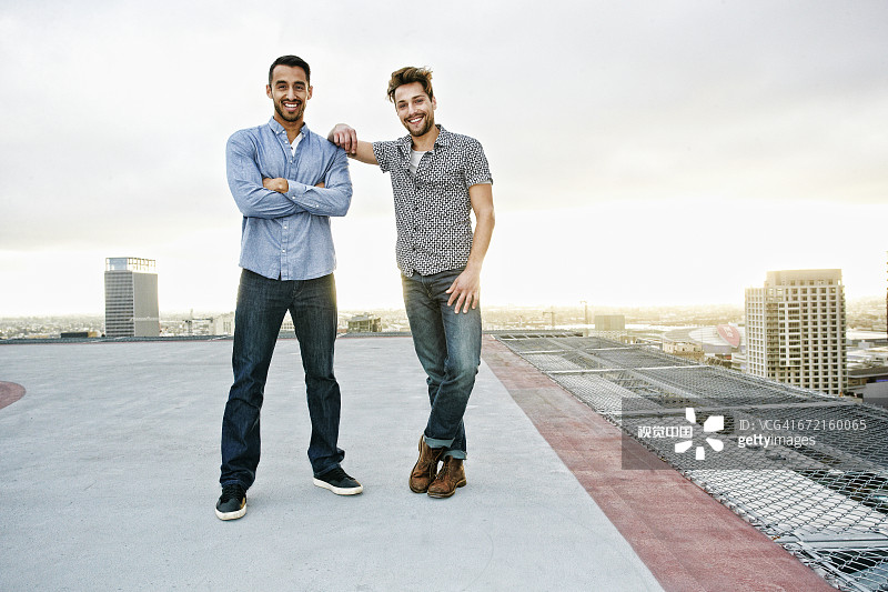 在城市屋顶摆姿势的时髦男士图片素材