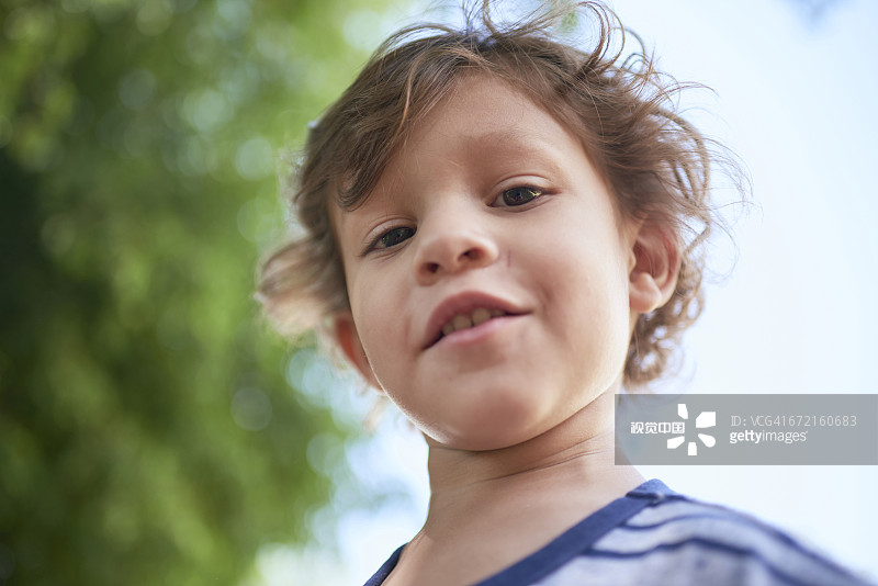 向下看的西班牙裔男孩图片素材