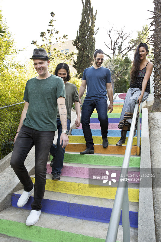 朋友们走下五彩缤纷的楼梯图片素材