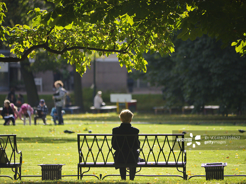 坐在亚历山大花园公园的人图片素材