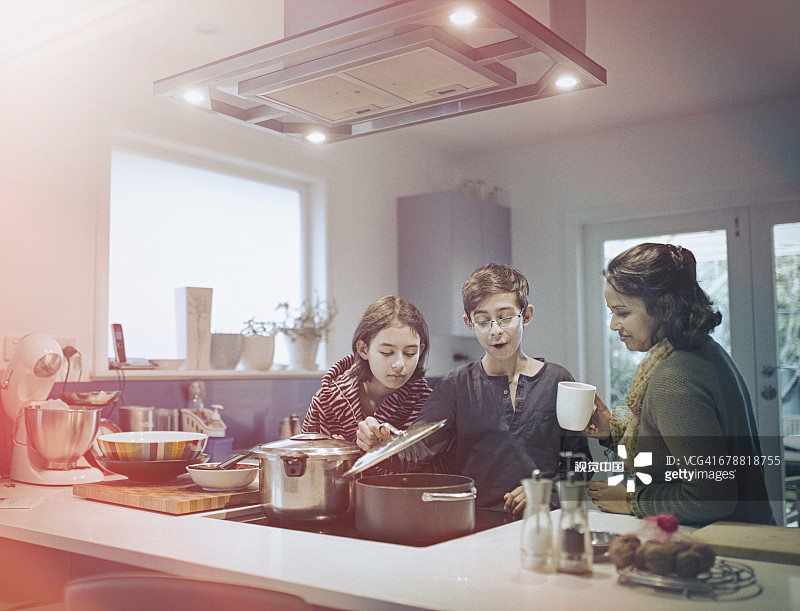 一家人在厨房做饭图片素材
