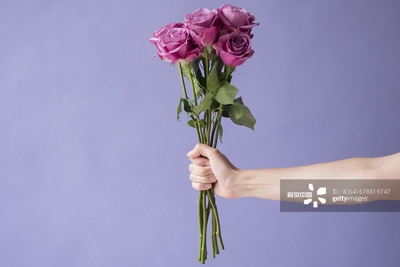 白人女性手持玫瑰花束图片素材