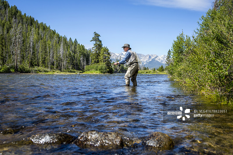 白人男子在河里飞蝇钓图片素材