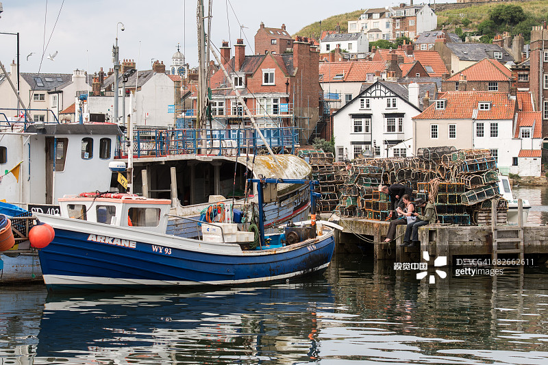 水岸边的喧嚣景象图片素材