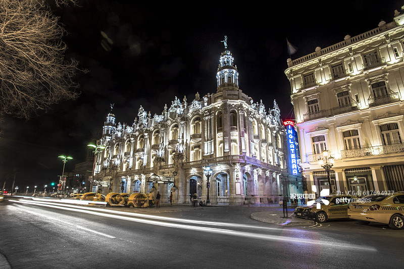 夜幕下的哈瓦那大剧院图片素材