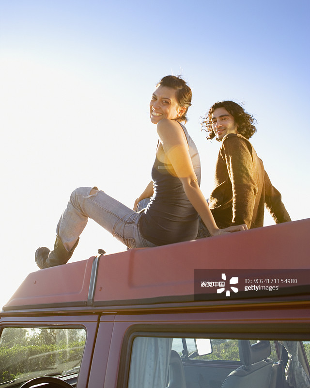 在车顶上放松的女人图片素材