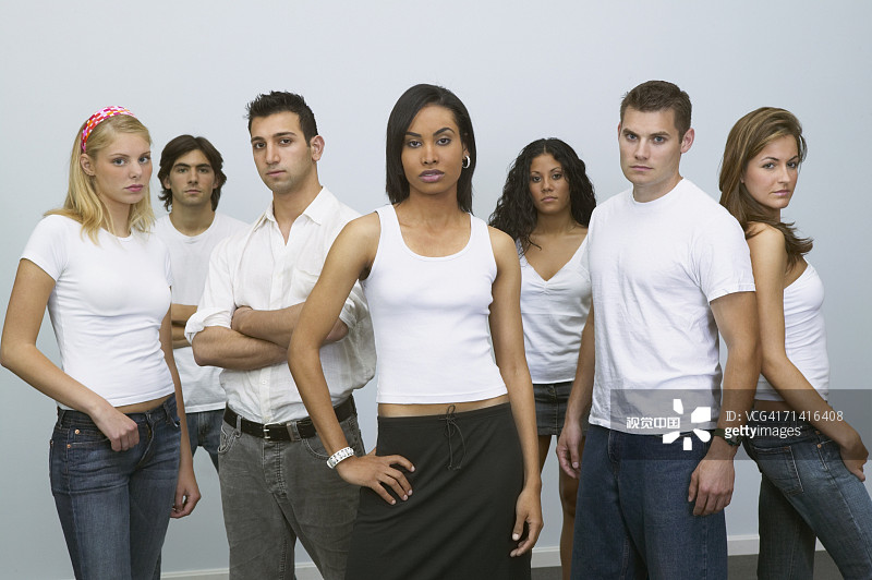 一群年轻人看起来很严肃图片素材