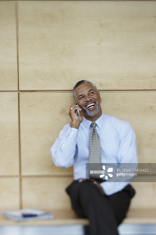 中年非洲商人在打电话图片素材
