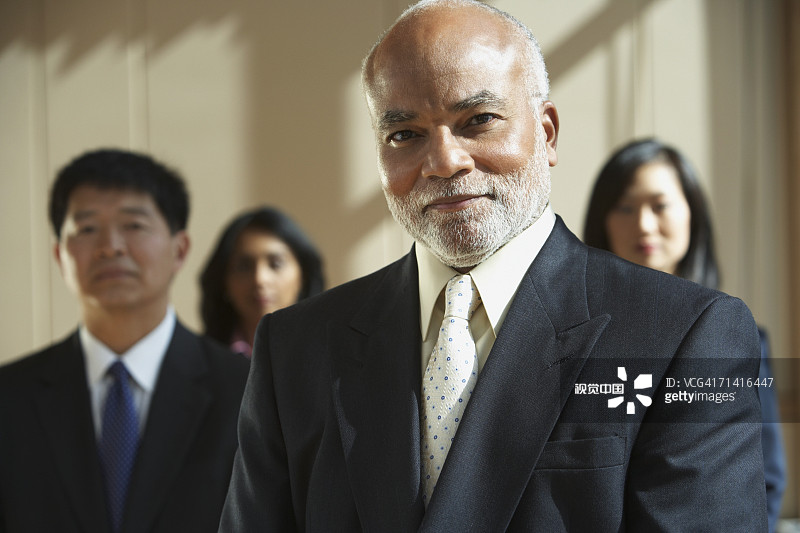 中年非洲商人，背景是同事图片素材