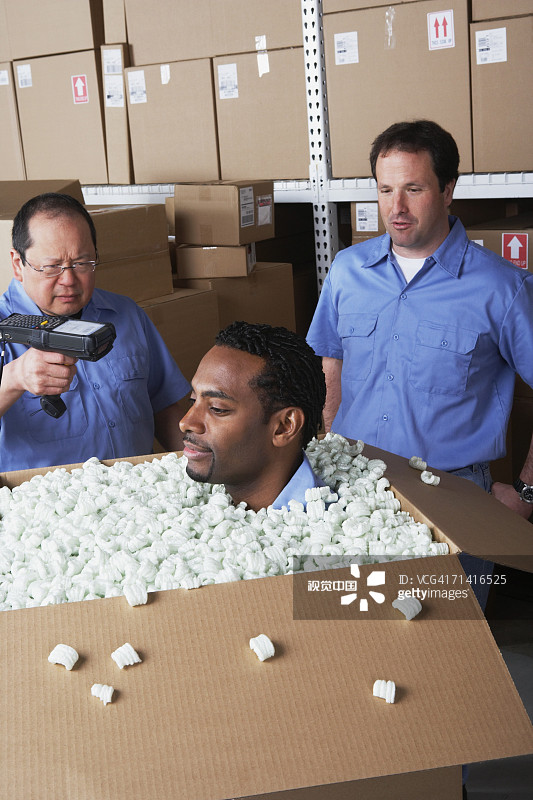 三名男性仓库工人在开玩笑图片素材