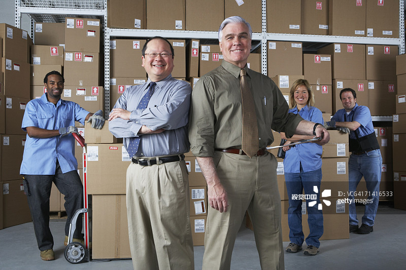 商人与仓库工人在仓库图片素材