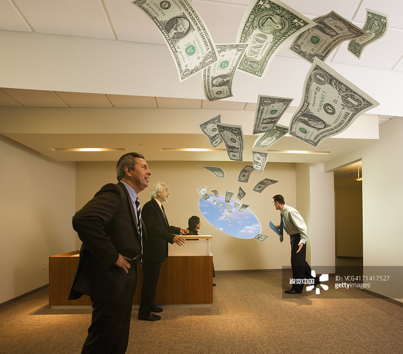 办公室里财源广进的商人图片素材