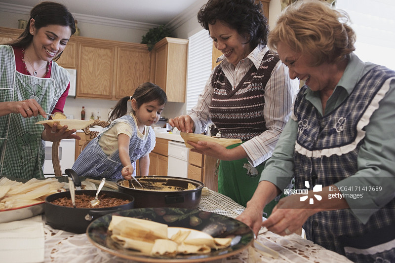 西班牙裔女性家庭成员准备食物图片素材