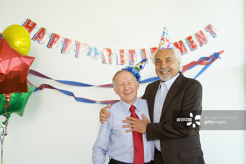 在退休聚会上的年长的商人图片素材