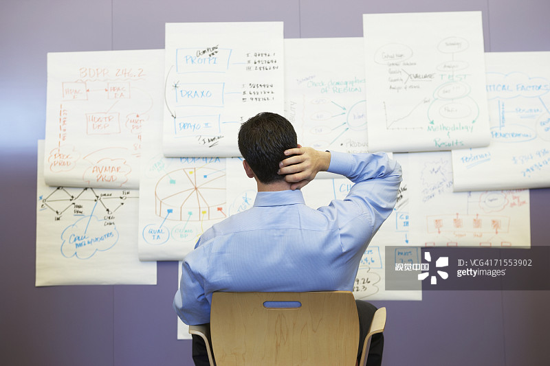 商人在看挂图图片素材