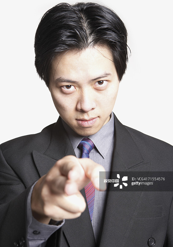片场拍摄的亚洲商人指指点点图片素材
