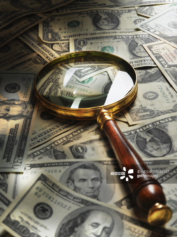 美元上方的放大镜图片素材