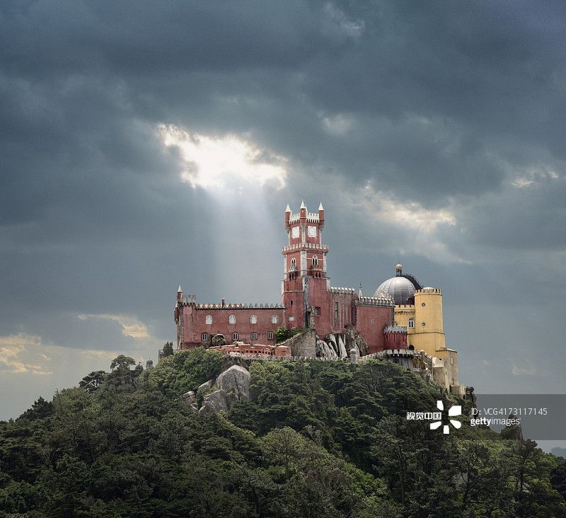 葡萄牙辛特拉佩纳宫上空的阳光与厚重云层图片素材