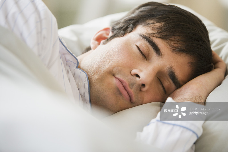 男子近距离睡觉图片素材