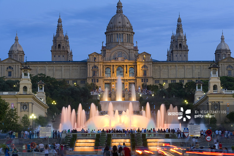 西班牙巴塞罗那蒙特惠奇山宫殿喷泉（黄昏）图片素材