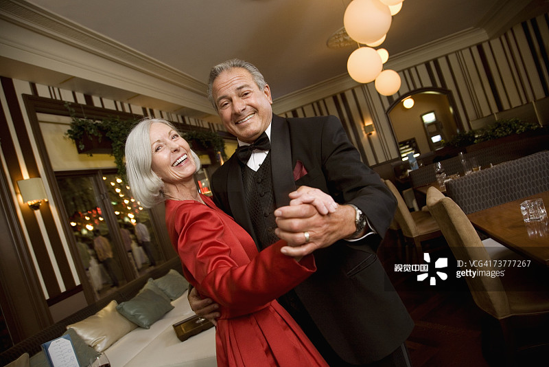 着装得体的老年夫妇在餐厅跳舞图片素材