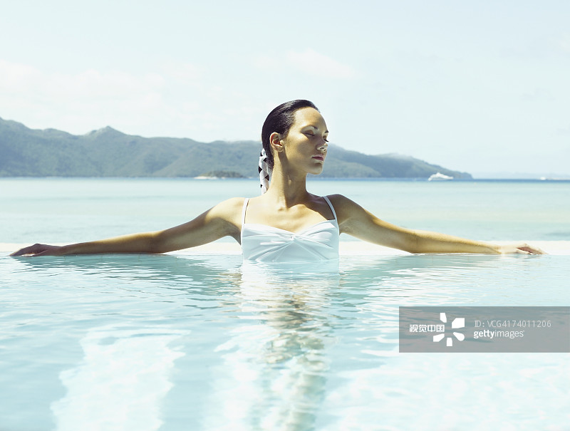 一个太平洋岛民在泳池里图片素材