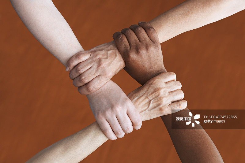 不同种族的女性握着手腕图片素材