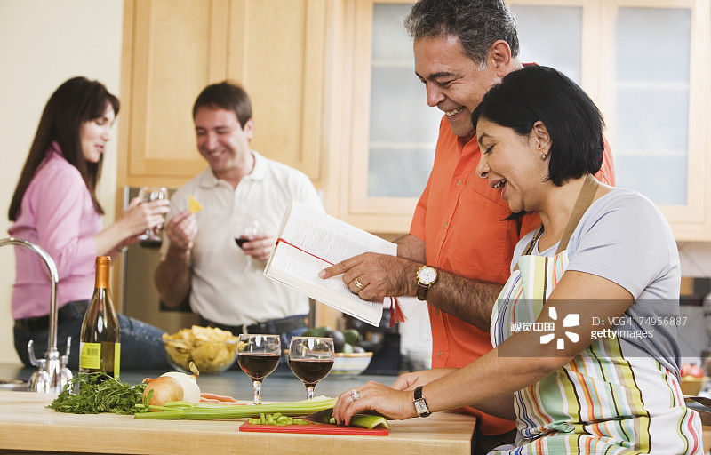 中年朋友们一起烹饪图片素材