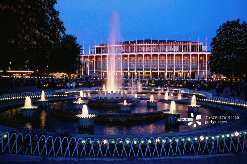 丹麦哥本哈根蒂沃利花园的亭台和喷泉（夜晚）图片素材