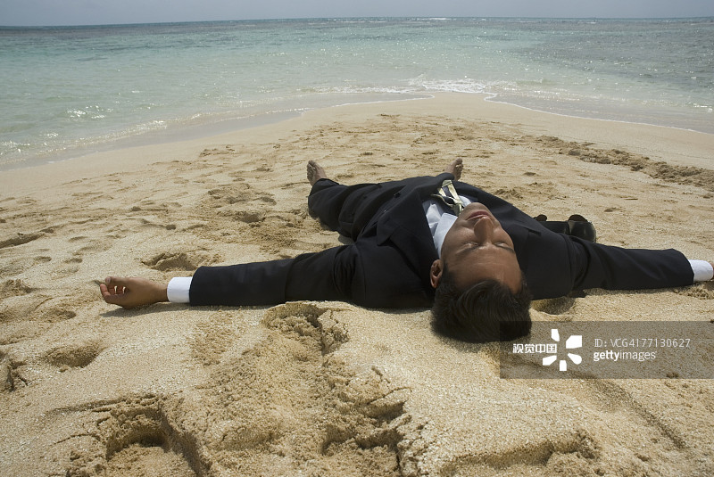 西班牙商人躺在海滩上图片素材