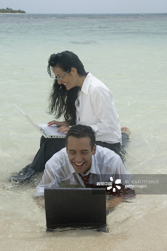 拉丁裔商务人士在水中工作图片素材