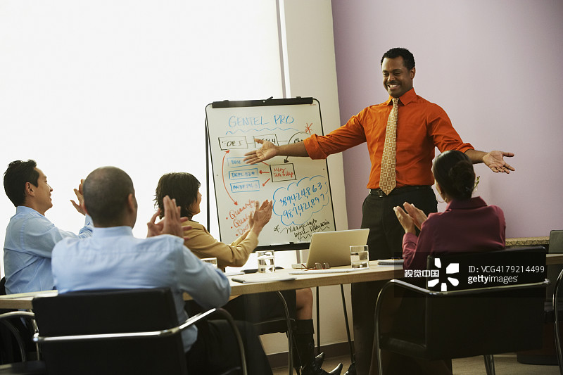 正在开会的多民族商人图片素材