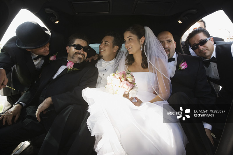 西班牙新婚夫妇和家人乘坐豪华轿车图片素材