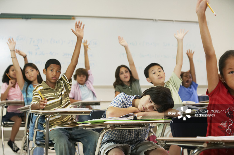 男孩在教室里睡觉图片素材