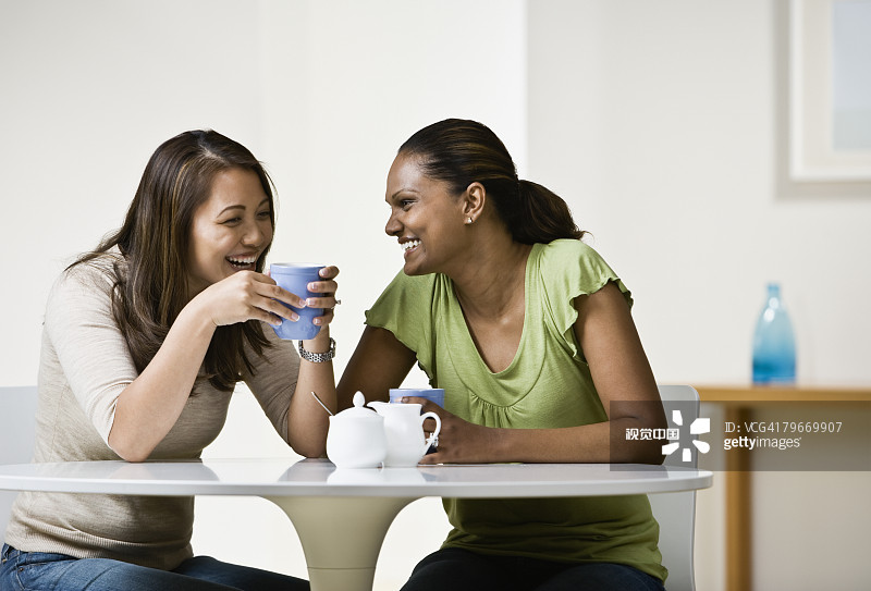 多民族女性情侣喝茶图片素材