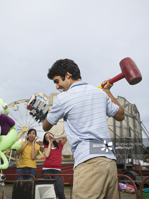 玩嘉年华游戏的混血少年图片素材