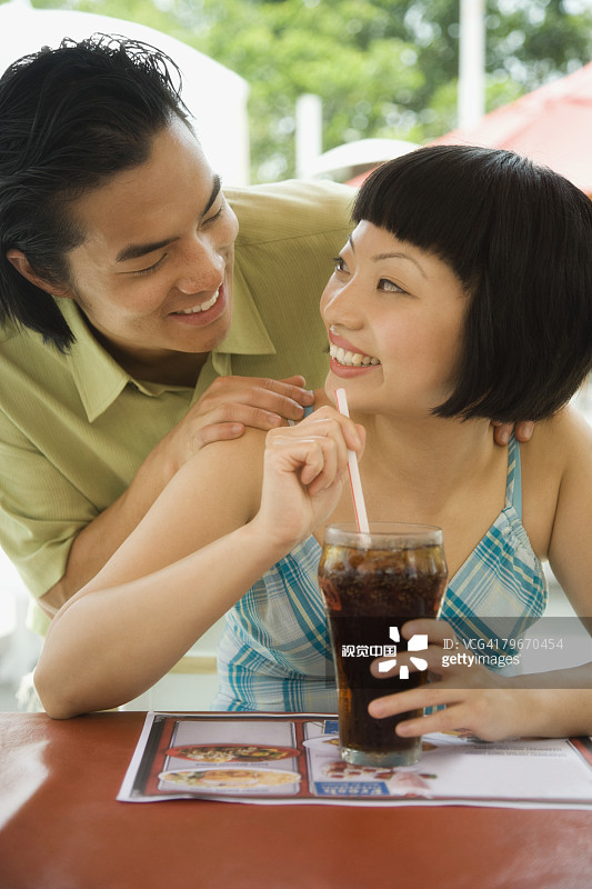 亚洲情侣互相微笑图片素材