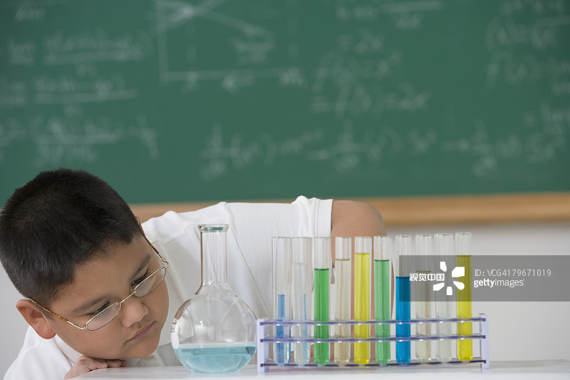 科学课上的西班牙男孩图片素材