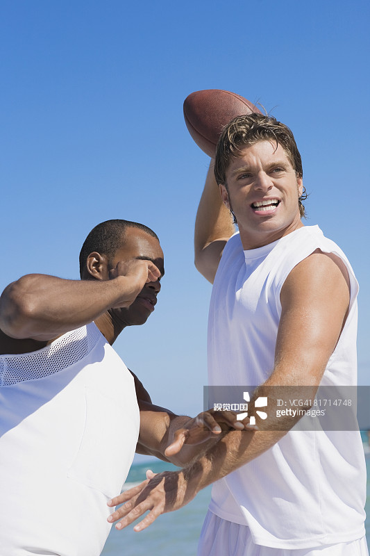 多个民族的男人踢足球图片素材