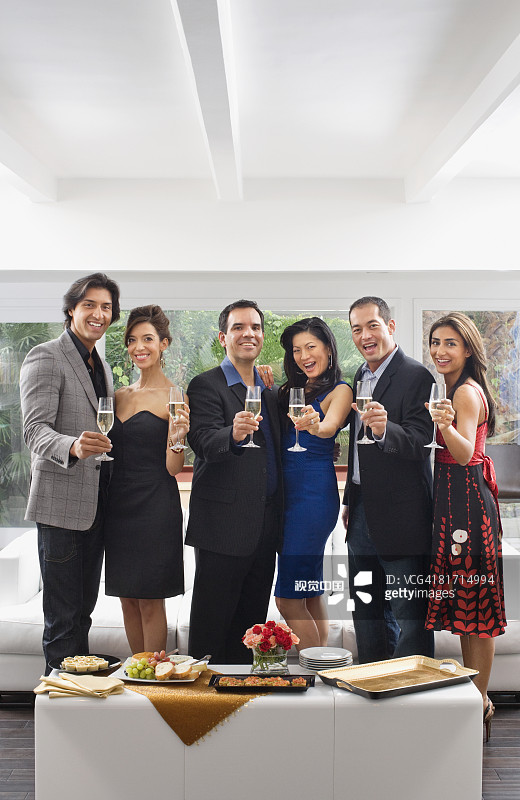 多民族情侣举杯庆祝图片素材