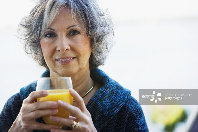 喝橙汁的女人图片素材