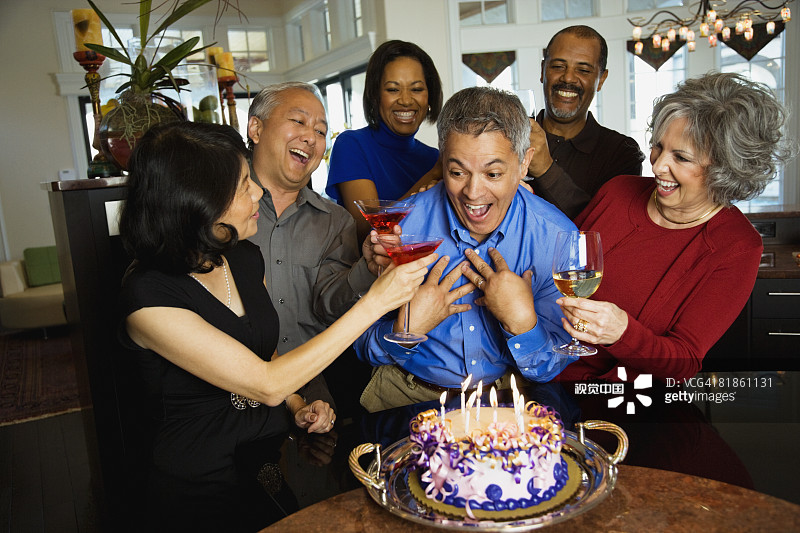 一名西班牙裔男子与多族裔朋友庆祝生日图片素材