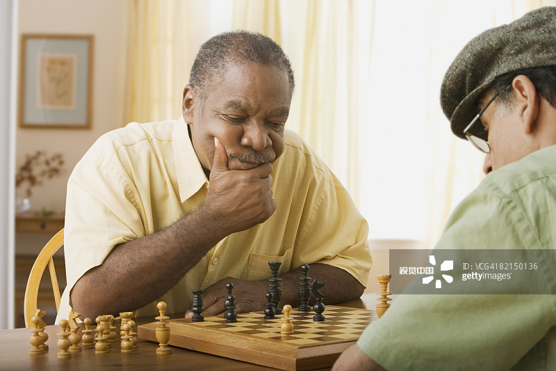 下象棋的多民族老年男性图片素材
