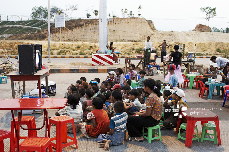 一群孩子在缅甸户外看电视图片素材