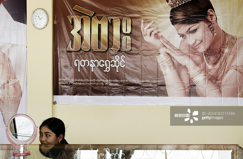 在百货商店里的年轻女孩图片素材