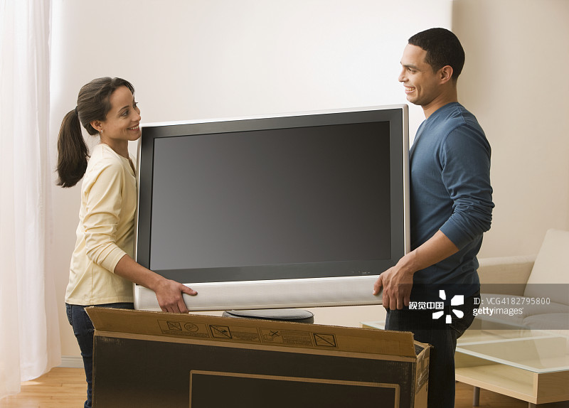 西班牙裔夫妇搬运新电视图片素材