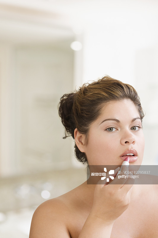 涂口红的西班牙裔妇女图片素材